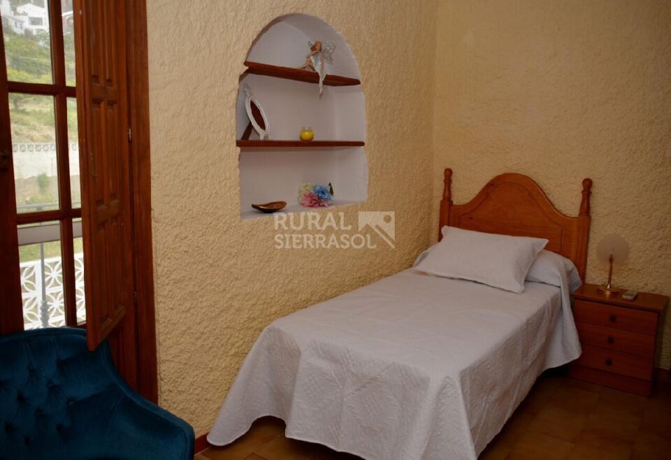 Cama individual de dormitorio en Casa rural en Alcaucín (Málaga)-3714