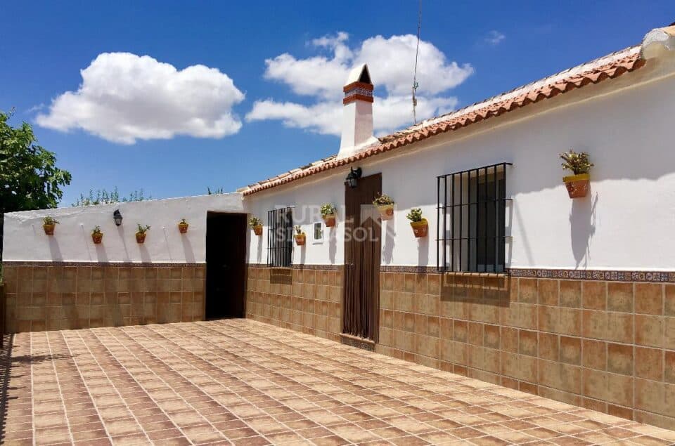Acogedora Casa Rural al Sur del Torcal de Antequera, con piscina, chimenea y barbacoa - Imagen 5