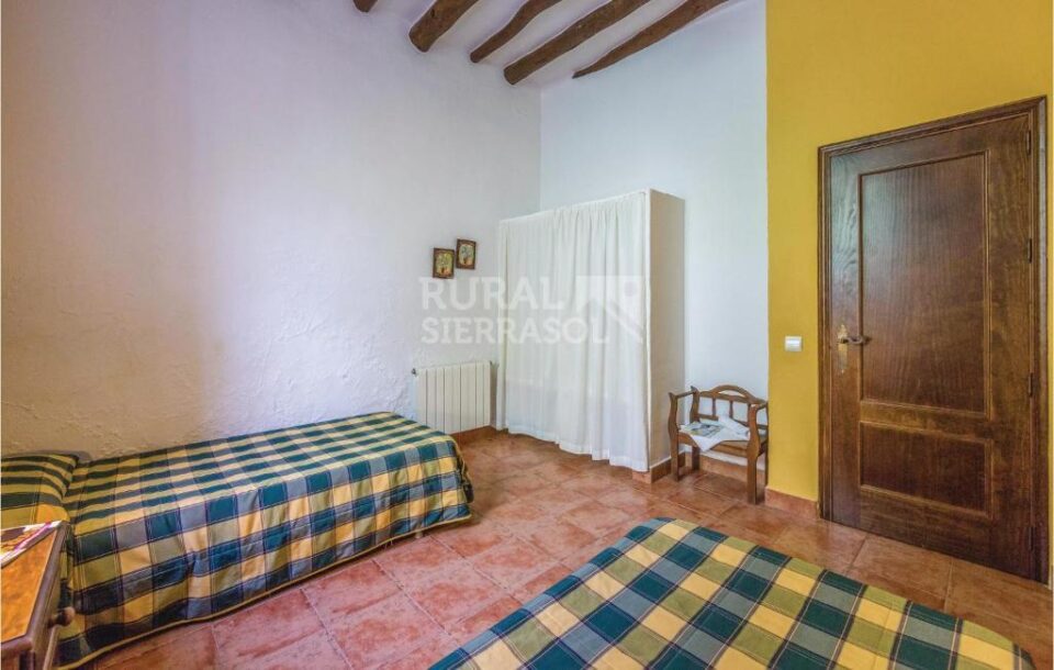 Habitación con dos camas de Casa rural en Cuevas del Becerro (Málaga)-1091