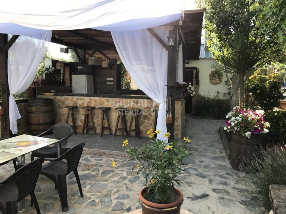 Cortijo Andaluz en Baza, con piscina y amplios jardines - Imagen 11