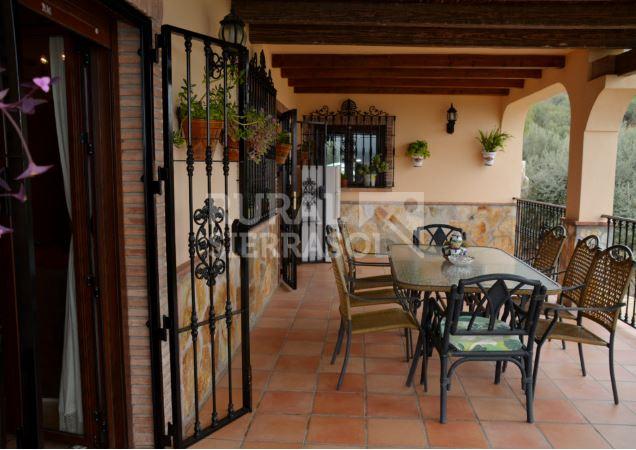 Porche con mobiliario de exterior de Casa rural en Alcaucín (Málaga)-3842
