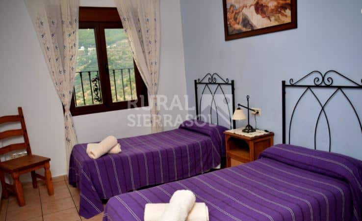 Dormitorio con dos camas individuales en Casa rural en Alcaucín (Málaga)-3842