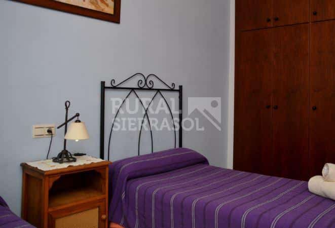 Dormitorio con armario en Casa rural en Alcaucín (Málaga)-3842