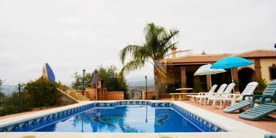 Piscina con tumbonas en Casa rural en Alcaucín (Málaga)-3842