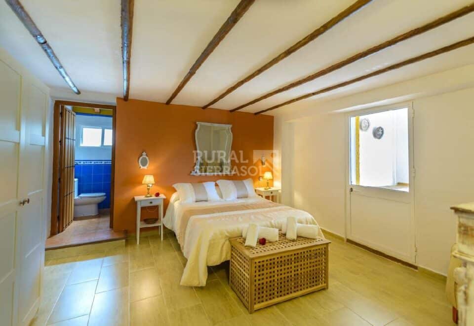 Habitación con cama de matrimonio de Casa rural en Alcaucín (Málaga)-3864