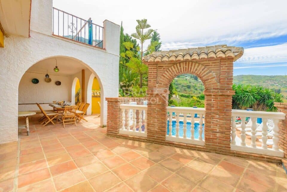 Terraza, porche y piscina de Casa rural en Alcaucín (Málaga)-3864
