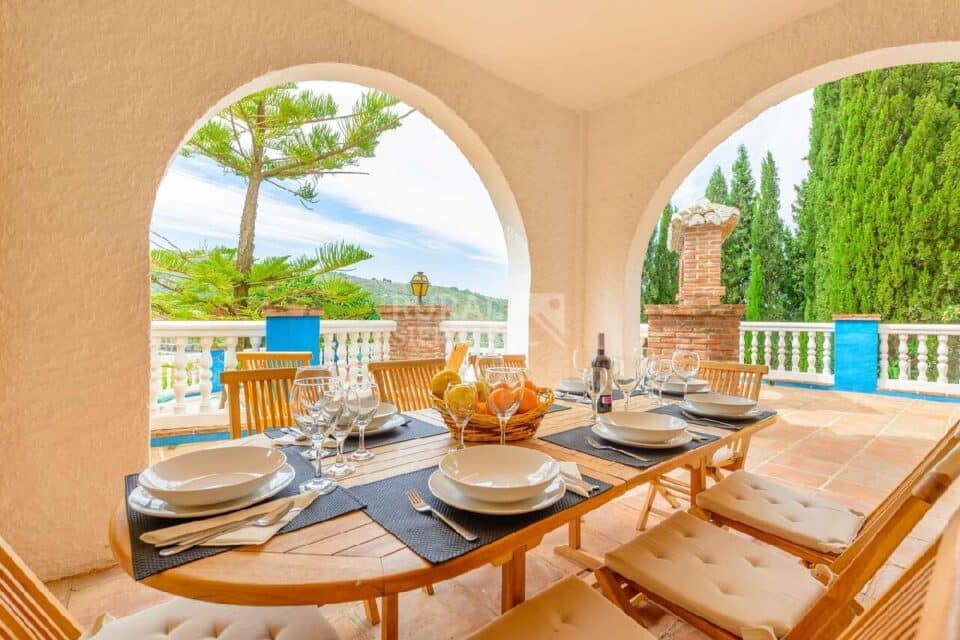 Mesa en porche de Casa rural en Alcaucín (Málaga)-3864