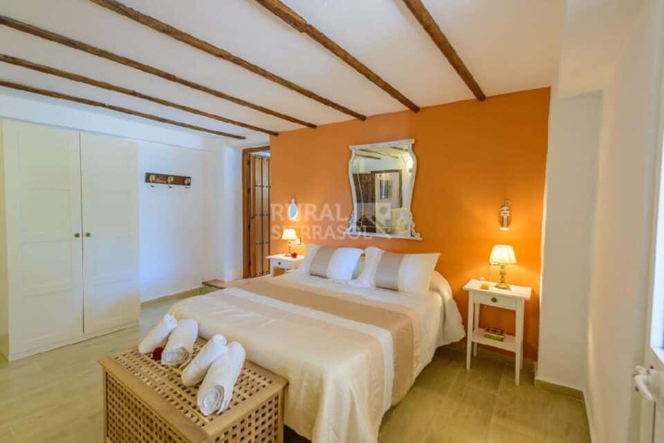 Dormitorio con cama de matrimonio de Casa rural en Alcaucín (Málaga)-3864