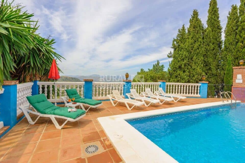 Piscina con hamacas de Casa rural en Alcaucín (Málaga)-3864