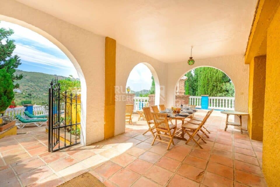 Porche y piscina de Casa rural en Alcaucín (Málaga)-3864