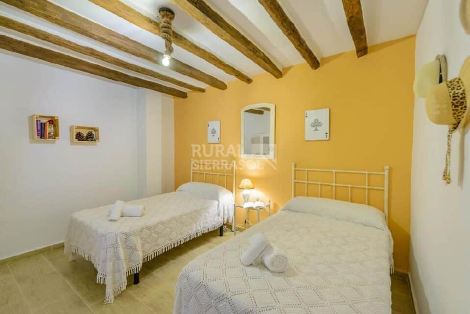 Dormitorio con dos camas individuales de Casa rural en Alcaucín (Málaga)-3864