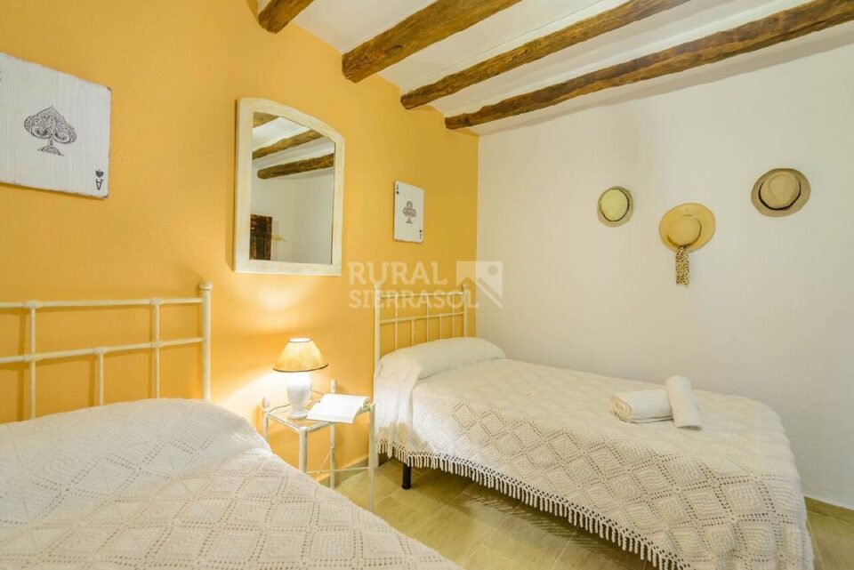 Habitación con dos camas individuales de Casa rural en Alcaucín (Málaga)-3864