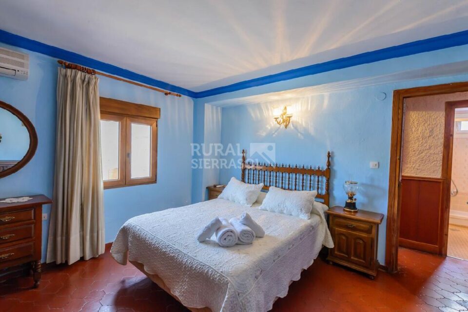 Dormitorio con cama doble de Casa rural en Alcaucín (Málaga)-3864