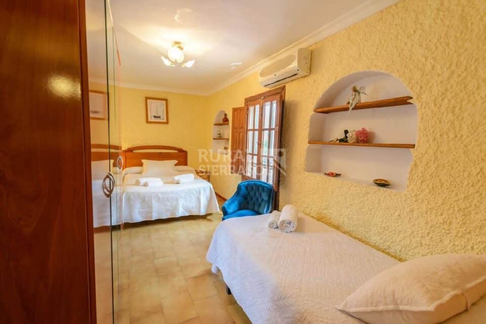 Dormitorio con cama doble y cama individual de Casa rural en Alcaucín (Málaga)-3864