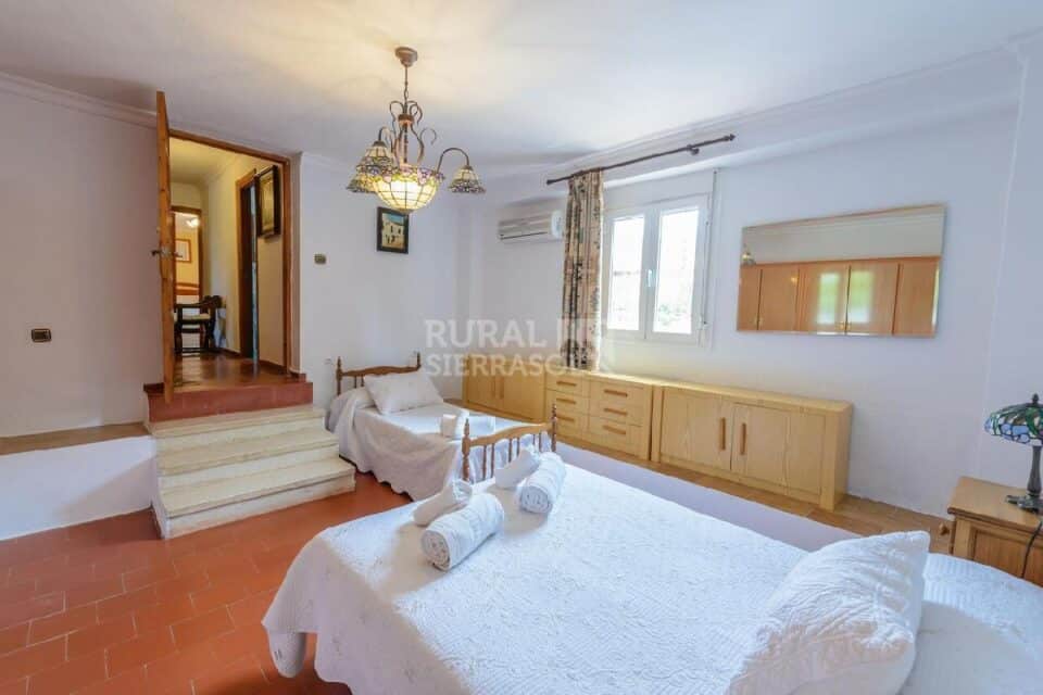 Dormitorio con cama doble y cama individual de Casa rural en Alcaucín (Málaga)-3864
