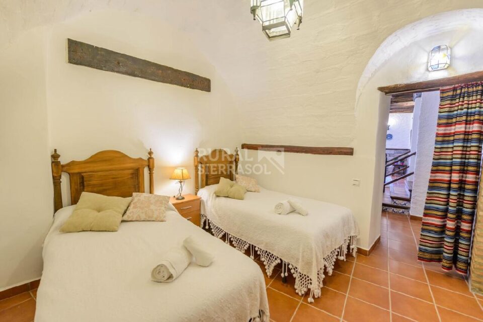 Dormitorio con dos camas individuales de Casa rural en Alcaucín (Málaga)-3865