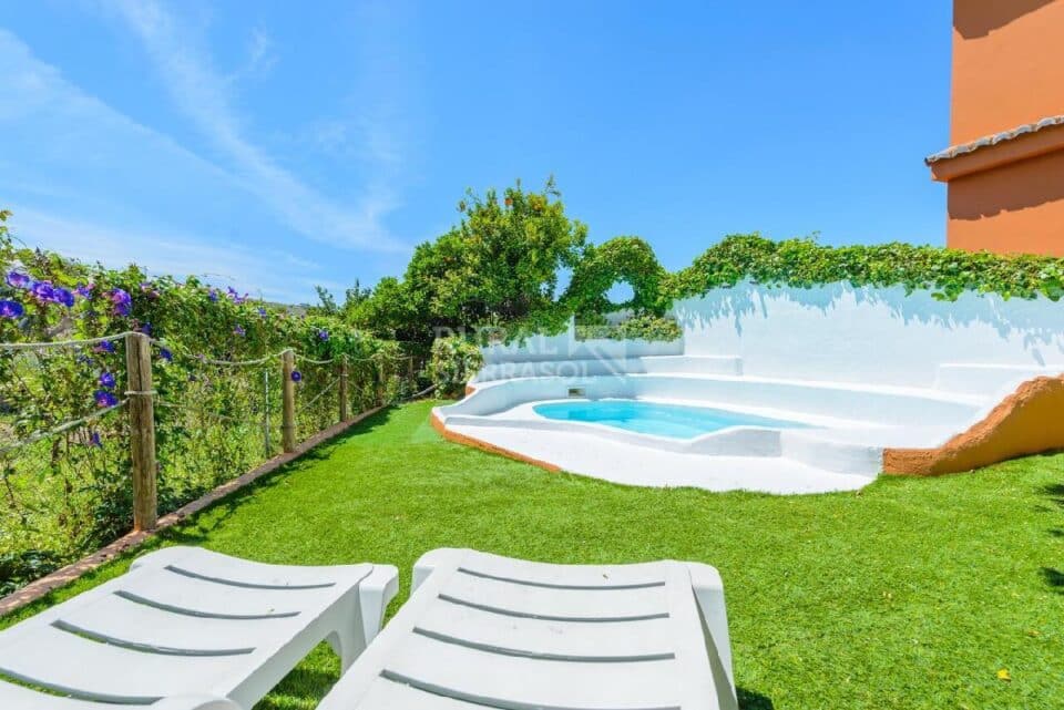 Piscina con hamacas de Casa rural en Alcaucín (Málaga)-3865