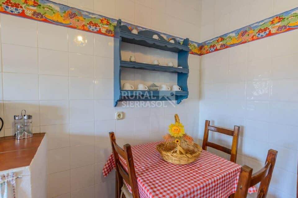 Mesa de cocina de Casa rural en Alcaucín (Málaga)-3865