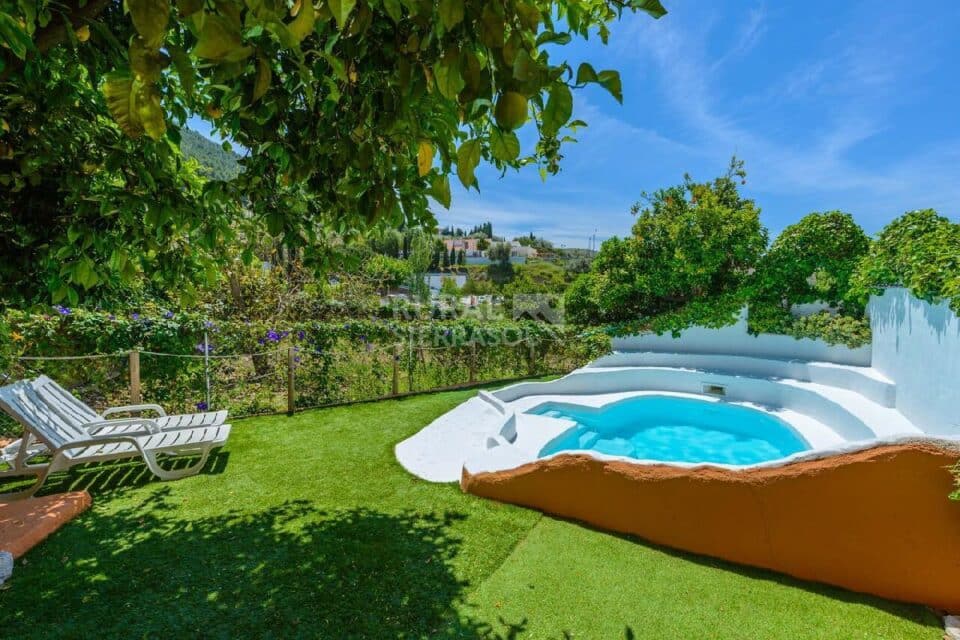 Piscina, jardín y tumbonas de Casa rural en Alcaucín (Málaga)-3865