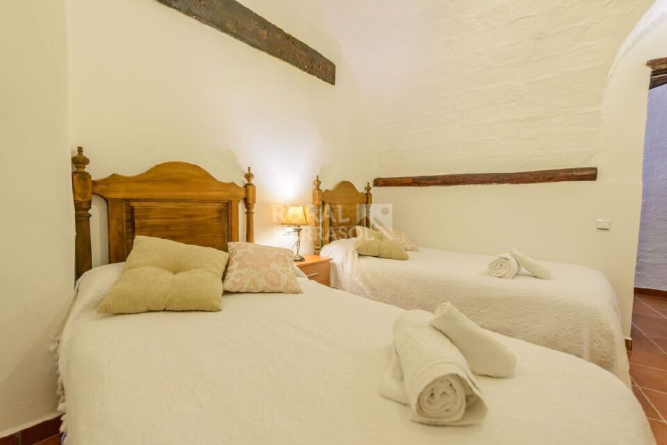 Dormitorio con dos camas individuales de Casa rural en Alcaucín (Málaga)-3865