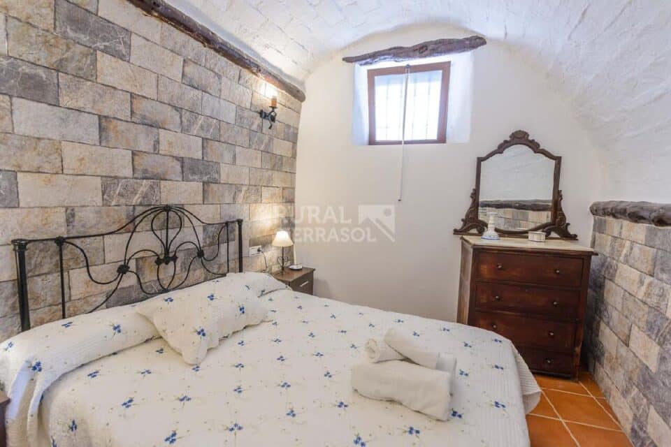 Dormitorio con cama doble de Casa rural en Alcaucín (Málaga)-3865