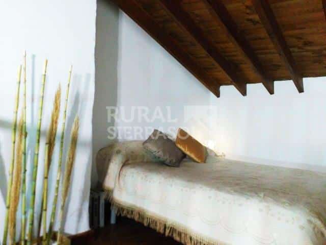Dormitorio con cama doble de Casa rural en Alcaucín (Málaga)-3866