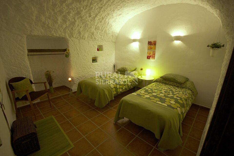 Acogedora Casa Cueva en Freila, con piscina y aire acondicionado - Imagen 13