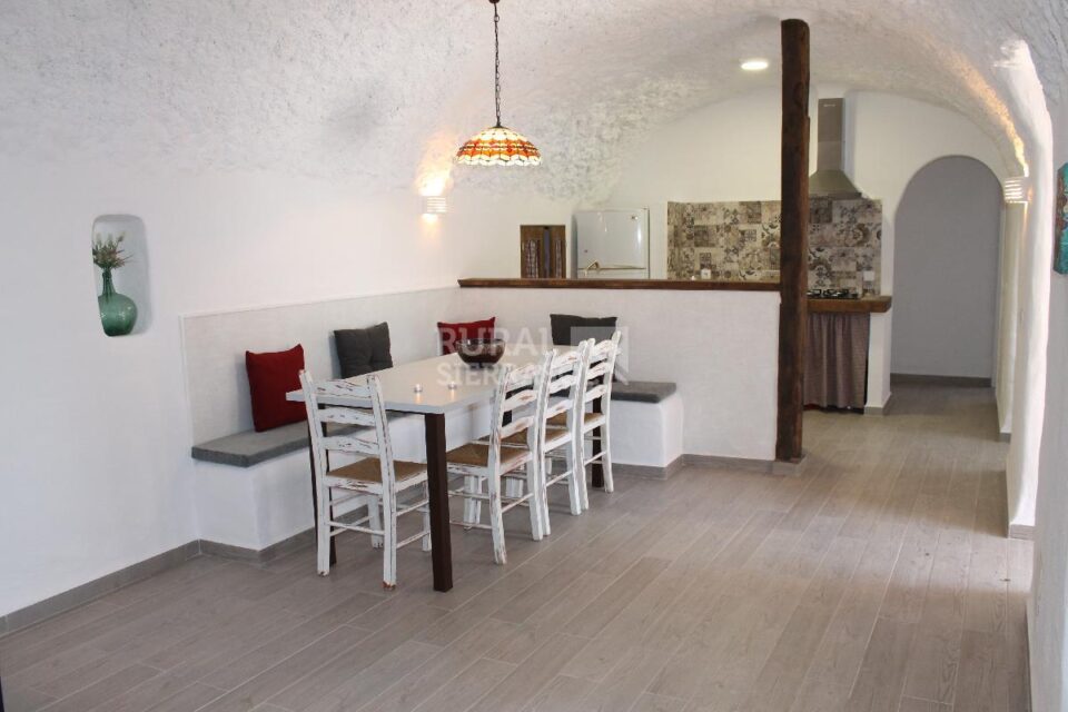 Magnífica Casa Cueva en Freila, con chimenea, piscina y aire acondicionado - Imagen 4