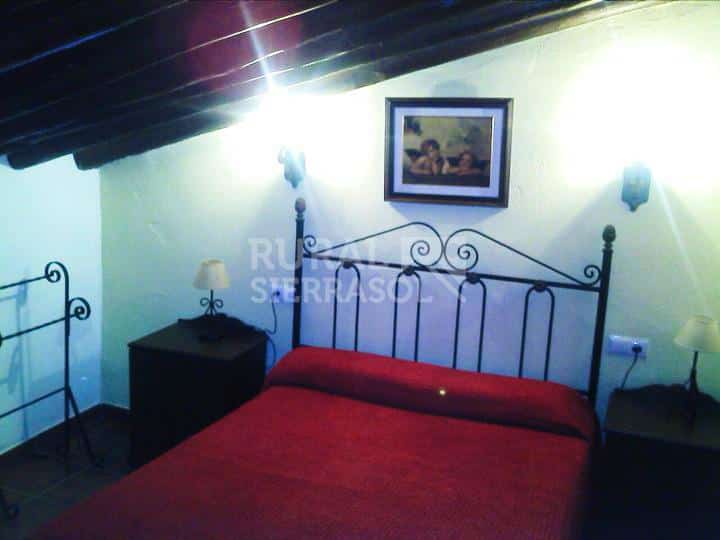 Dormitorio con cama doble de Casa rural en Alfarnate (Málaga)-3954
