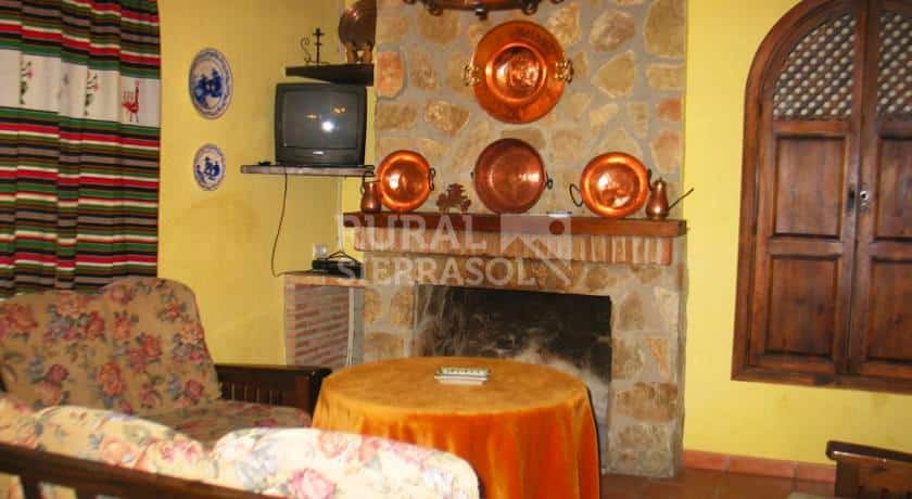 Chimenea y sofás de Casa rural en Alfarnate (Málaga)-3954