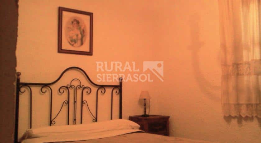 Habitación con cama de matrimonio de Casa rural en Alfarnate (Málaga)-3954