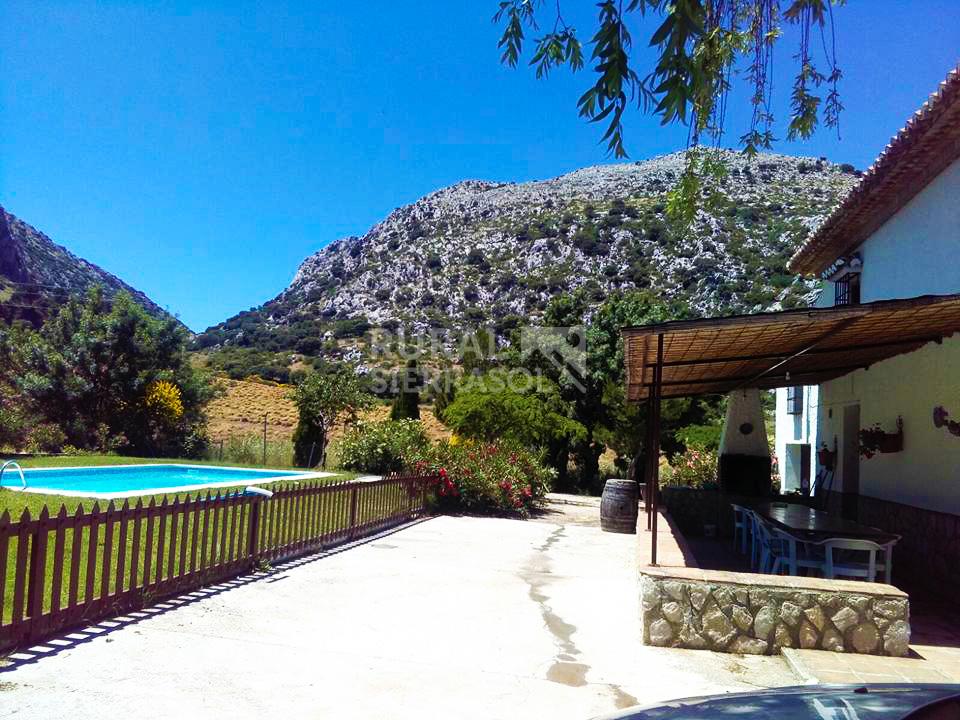 Porche y piscina vallada de Casa rural en Alfarnate (Málaga)-3954