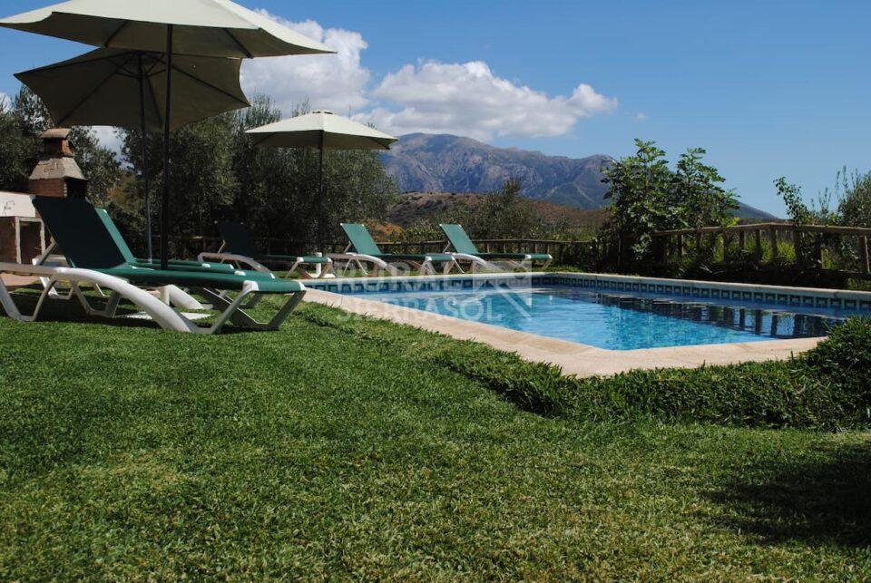 Piscina con la sierra de casa rural en Periana (referencia 1003)