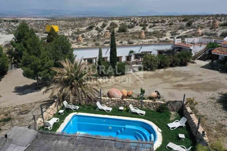Amplia casa cueva en Baza, con piscina, barbacoa y wifi - Imagen 4