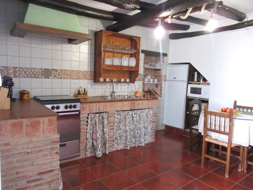 Auténtica Casa Serrana en Cuevas del Becerro con chimenea, aire acondicionado y calefacción - Imagen 4