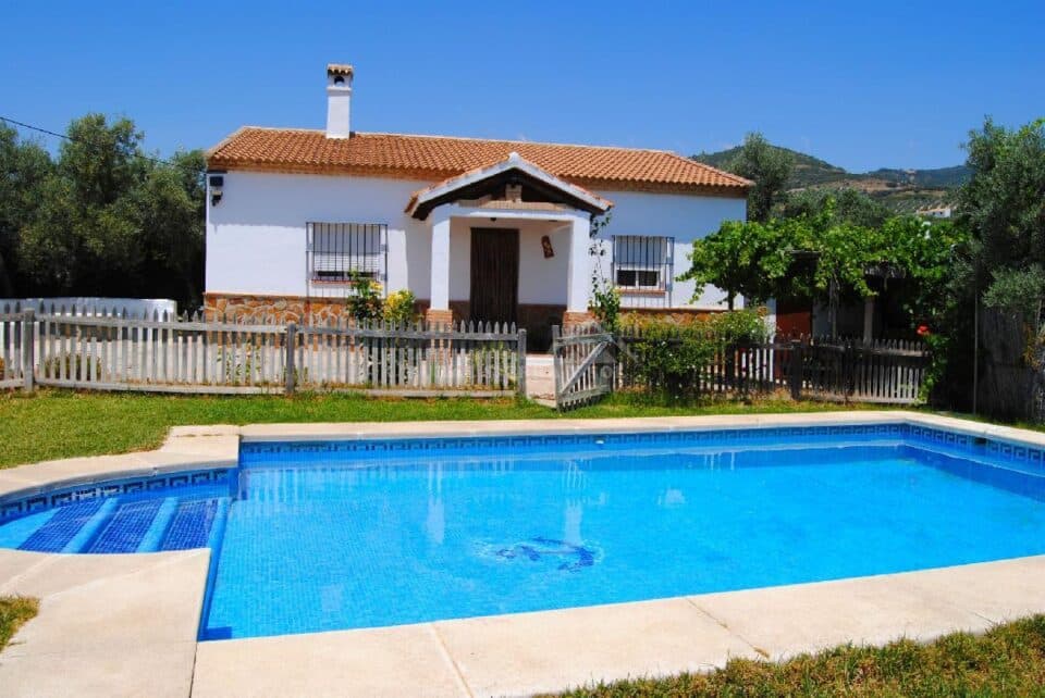 Maravillosa Casa Rural al sur del Torcal de Antequera, con piscina vallada y barbacoa - Imagen 4
