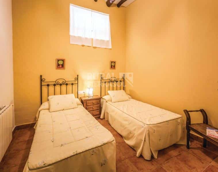 Habitación con dos camas individuales de Casa rural en Cuevas del Becerro (Málaga)-1091