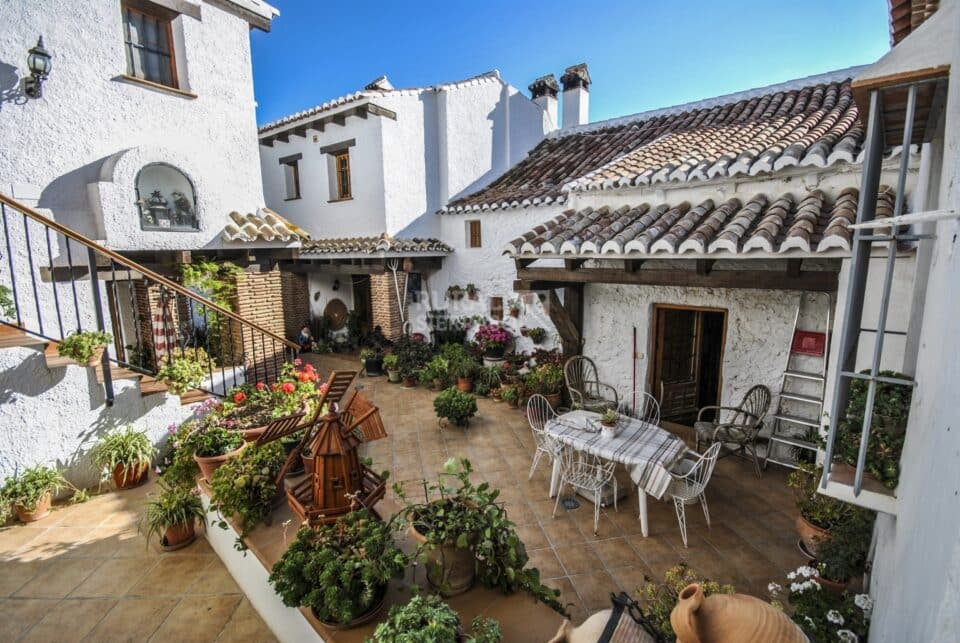 Precioso Alojamiento Rural en Periana con piscina rodeada de césped y wi-fi - Imagen 18