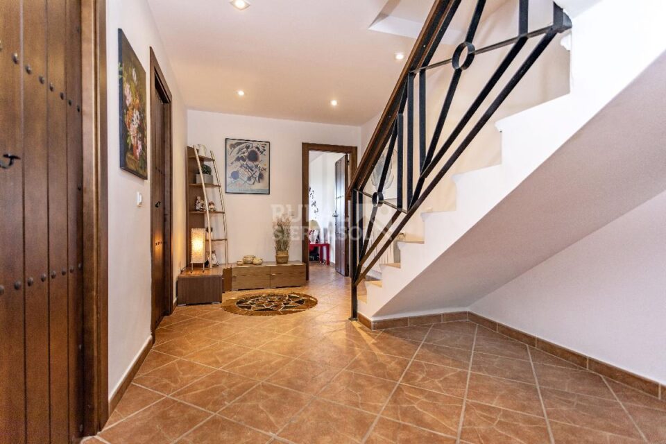 Vestíbulo y escalera de Casa rural en Alcaucín (Málaga)-4035