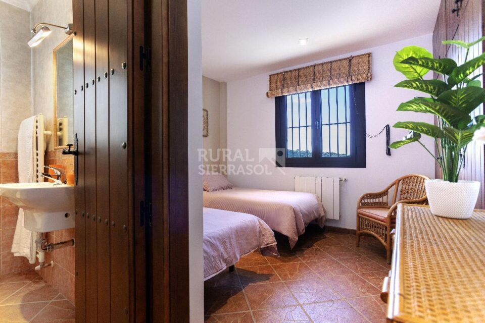 Dormitorio y baño de Casa rural en Alcaucín (Málaga)-4035