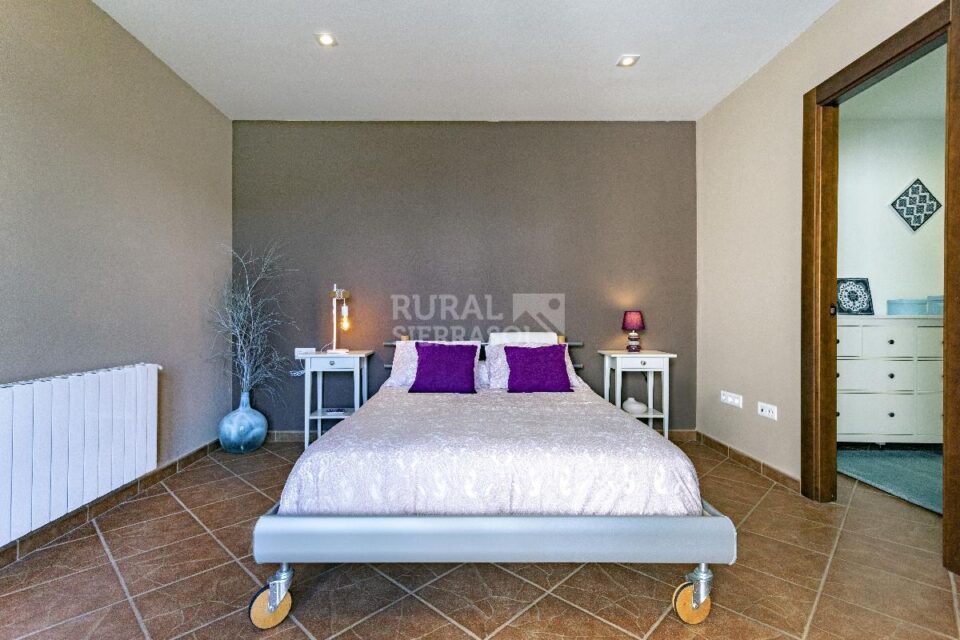 Dormitorio con cama de matrimonio de Casa rural en Alcaucín (Málaga)-4035
