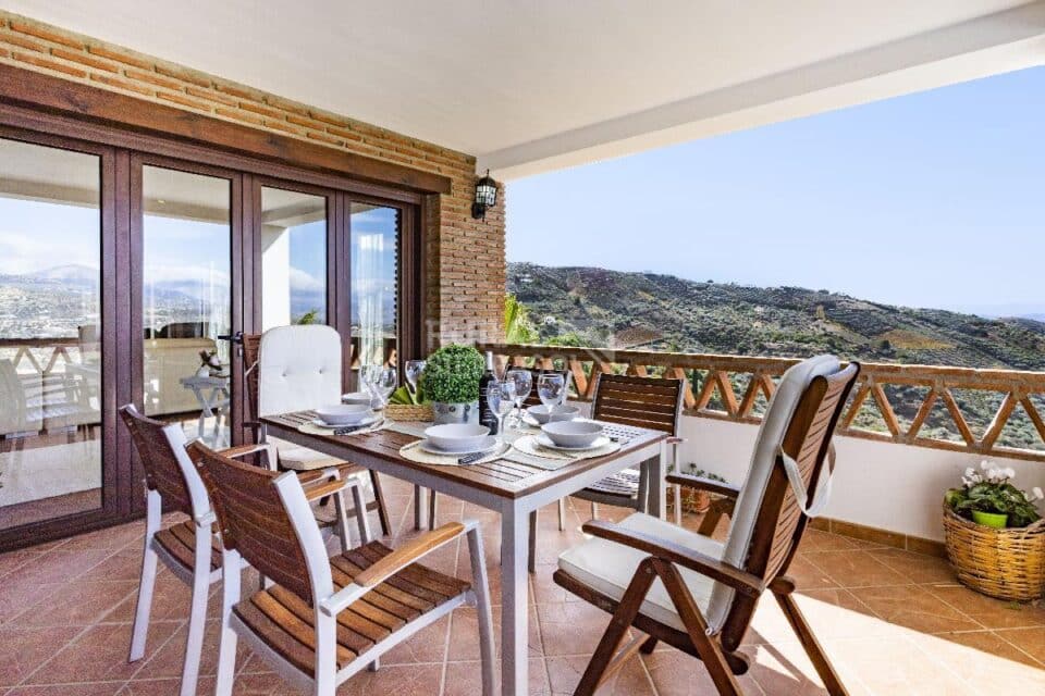 Terraza con mobiliario de exterior Casa rural en Alcaucín (Málaga)-4035