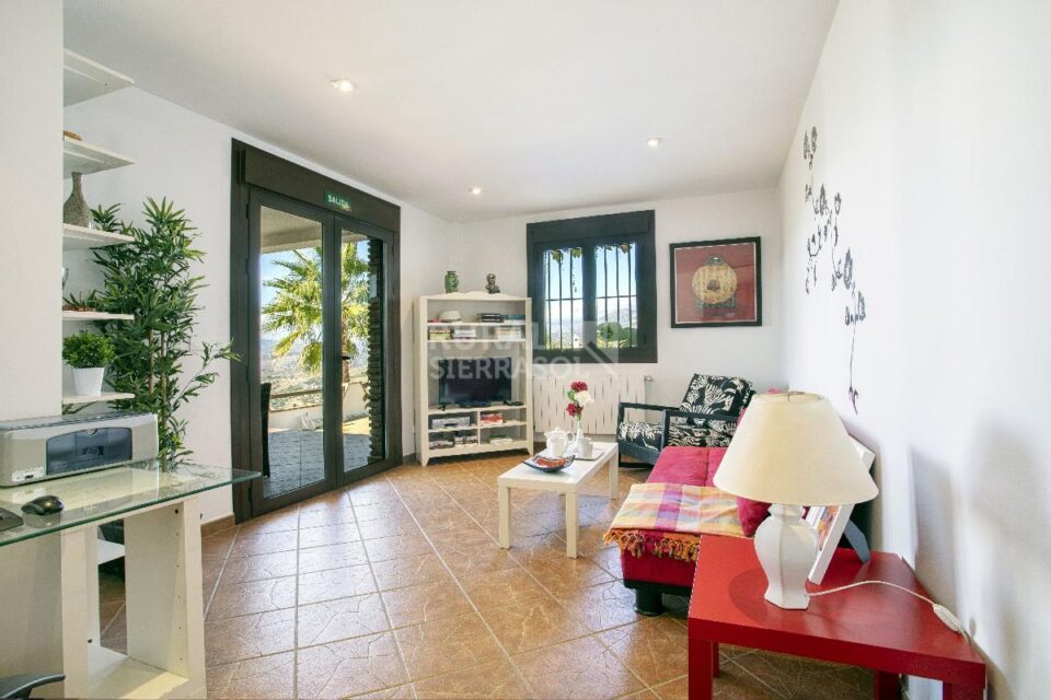 Salón con sofá de Casa rural en Alcaucín (Málaga)-4035