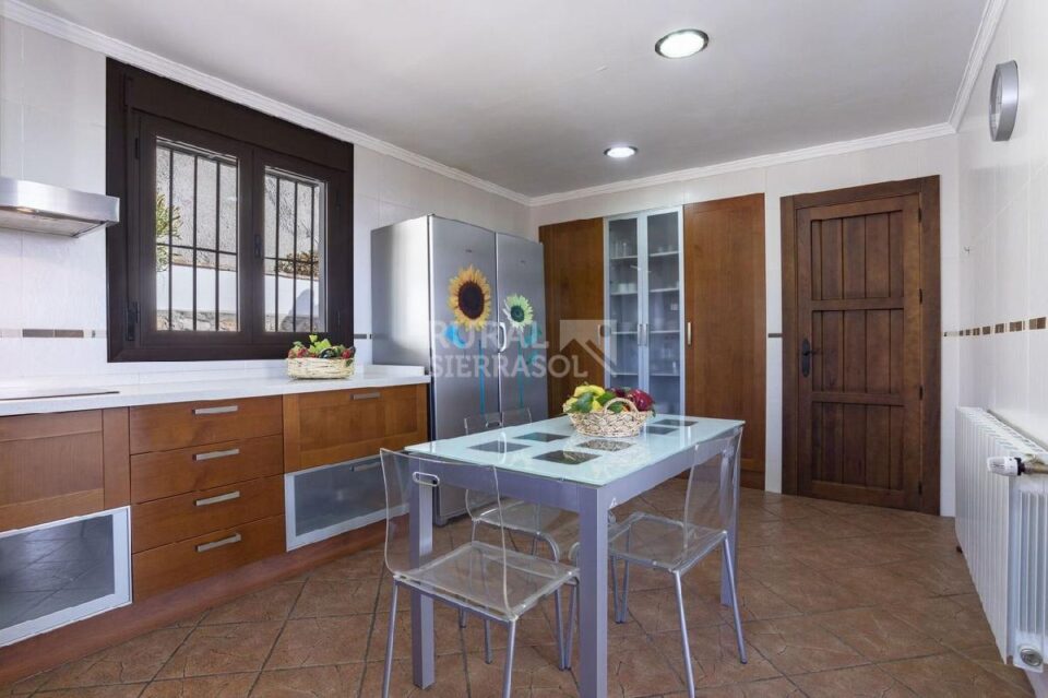 Cocina con mesa y encimera de Casa rural en Alcaucín (Málaga)-4035
