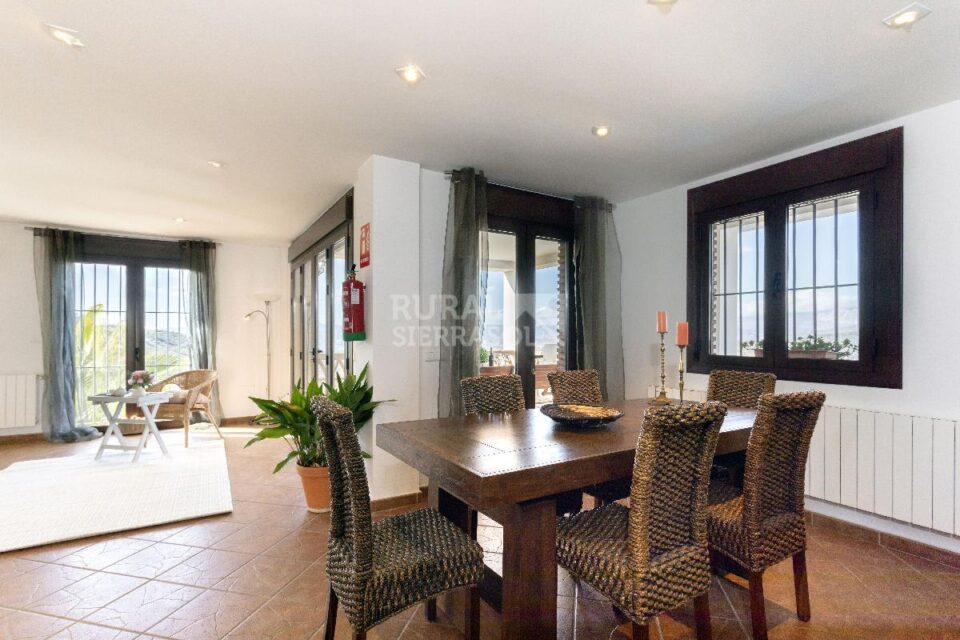 Mesa de comedor de Casa rural en Alcaucín (Málaga)-4035