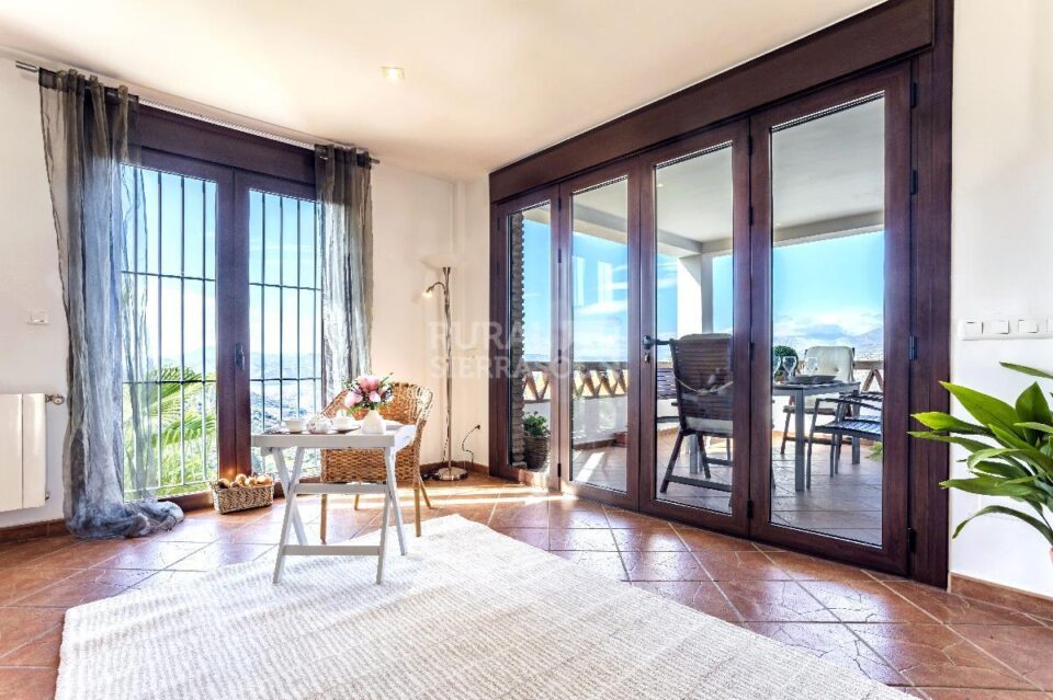 Salón y porche de Casa rural en Alcaucín (Málaga)-4035