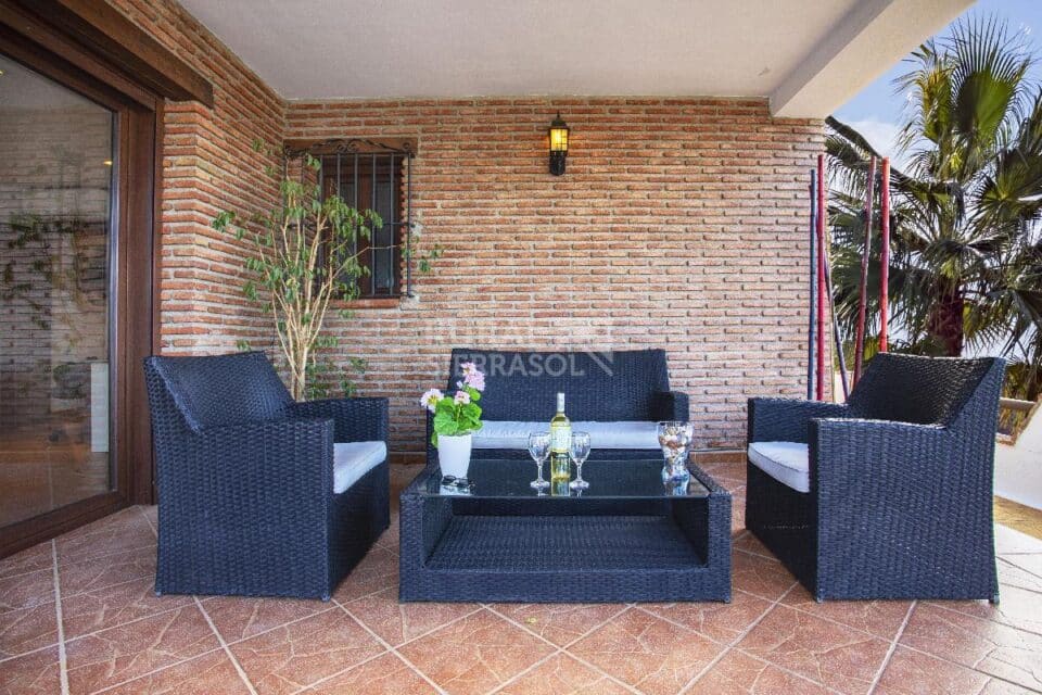 Porche con mobiliario de exterior de Casa rural en Alcaucín (Málaga)-4035