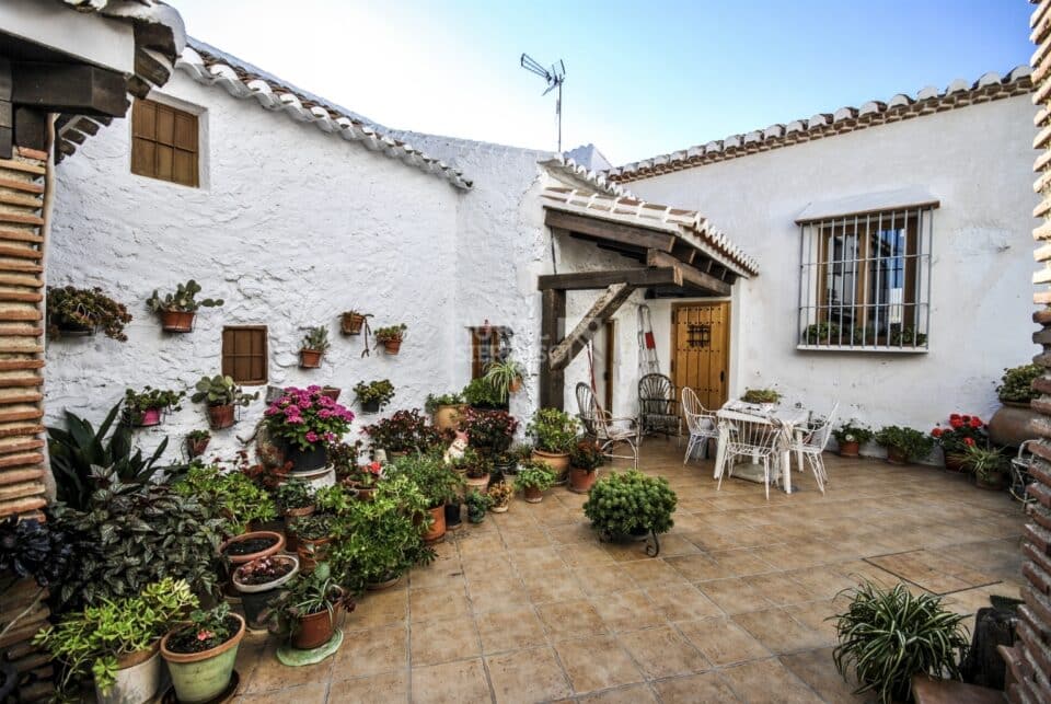 Precioso Alojamiento Rural en Periana con piscina rodeada de césped y wi-fi - Imagen 21