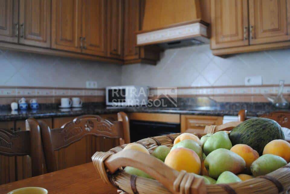 Cocina de arriba con fruta de casa rural en Periana (referencia 1003)