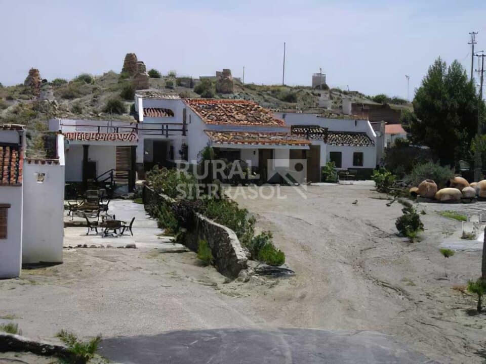 Amplia casa cueva en Baza, con piscina, barbacoa y wifi - Imagen 41